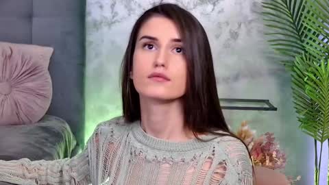 Snapshot of mia_carter99 chatting on 02-17-25, 12:21 Freya Allen online show from 02-17-25, 12:21