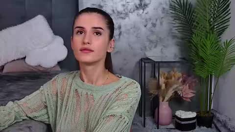 Snapshot of mia_carter99 chatting on 10-19-25, 08:31 Freya Allen online show from 10-19-25, 08:31