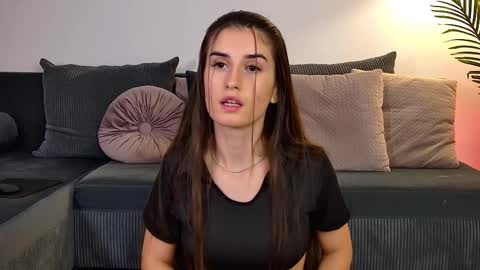 Snapshot of mia_carter99 chatting on 12-16-25, 09:31 Freya Allen online show from 12-16-25, 09:31