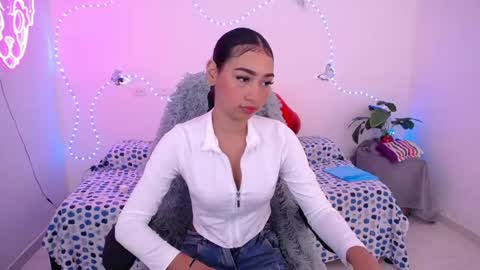 Snapshot of mia_cute_girl chatting on 06-01-26, 01:35 mia_cute_girl online show from 06-01-26, 01:35