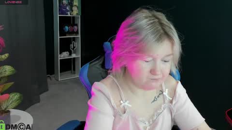 Mia online show from 06-12-26, 03:05