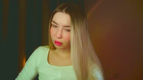 Mia online show from 01-07-25, 02:31