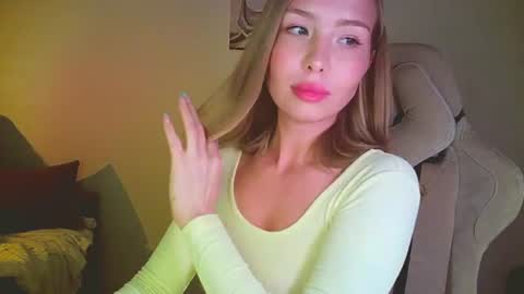 Snapshot of mia_fleur_ chatting on 06-17-26, 09:16 Mia online show from 06-17-26, 09:16