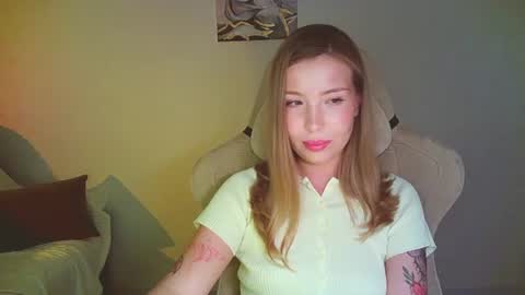 Snapshot of mia_fleur_ chatting on 07-14-26, 09:31 Mia online show from 07-14-26, 09:31