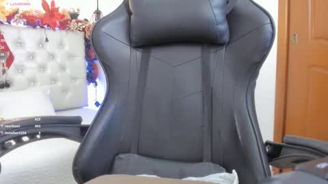 Snapshot of mia_jonnees chatting on 12-18-24, 04:06 online show from 12-18-24, 04:06