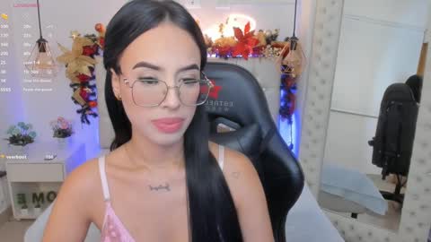 Snapshot of mia_jonnees chatting on 12-23-24, 01:03 online show from 12-23-24, 01:03