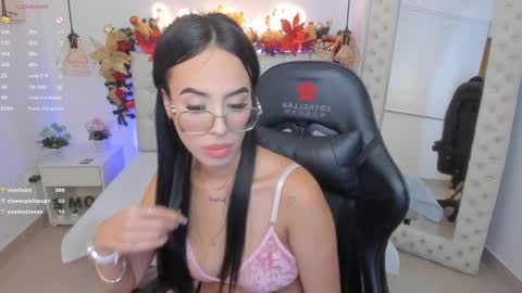 Snapshot of mia_jonnees chatting on 12-23-24, 04:06 online show from 12-23-24, 04:06