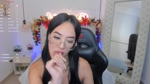 Snapshot of mia_jonnees chatting on 12-29-24, 03:24 online show from 12-29-24, 03:24
