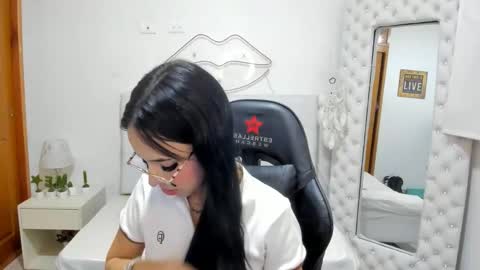Snapshot of mia_jonnees chatting on 01-03-25, 01:47 online show from 01-03-25, 01:47