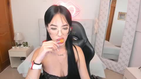 Snapshot of mia_jonnees chatting on 01-10-25, 12:58 online show from 01-10-25, 12:58