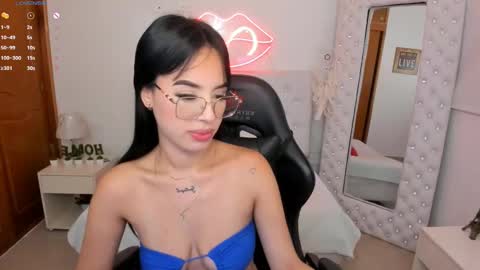 Snapshot of mia_jonnees chatting on 01-11-25, 12:40 online show from 01-11-25, 12:40