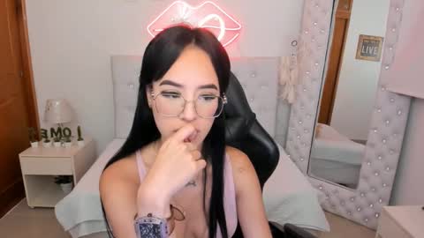 Snapshot of mia_jonnees chatting on 01-14-25, 02:11 online show from 01-14-25, 02:11