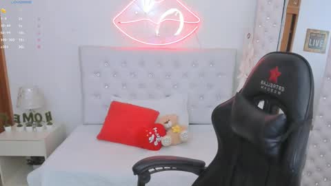 Snapshot of mia_jonnees chatting on 01-15-25, 12:58 online show from 01-15-25, 12:58