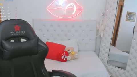 Snapshot of mia_jonnees chatting on 01-15-25, 04:00 online show from 01-15-25, 04:00