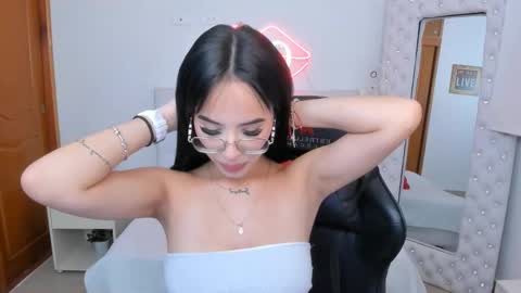 Snapshot of mia_jonnees chatting on 01-17-25, 12:31 online show from 01-17-25, 12:31