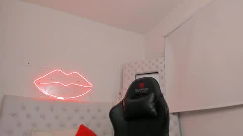 Snapshot of mia_jonnees chatting on 01-17-25, 03:32 online show from 01-17-25, 03:32