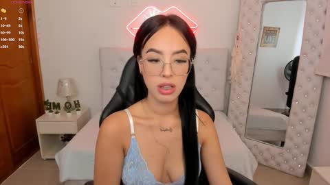 Snapshot of mia_jonnees chatting on 01-24-25, 12:52 online show from 01-24-25, 12:52