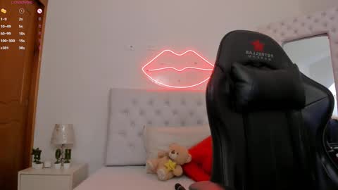 Snapshot of mia_jonnees chatting on 01-27-25, 04:11 online show from 01-27-25, 04:11