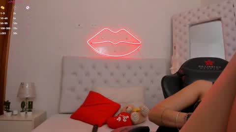 Snapshot of mia_jonnees chatting on 01-28-25, 03:14 online show from 01-28-25, 03:14