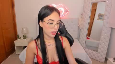 Snapshot of mia_jonnees chatting on 01-31-25, 01:02 online show from 01-31-25, 01:02