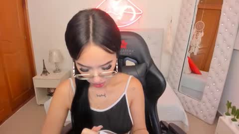 Snapshot of mia_jonnees chatting on 02-06-25, 12:37 online show from 02-06-25, 12:37