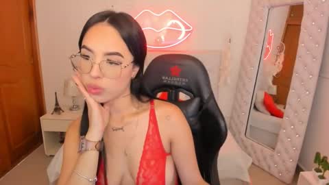 Snapshot of mia_jonnees chatting on 02-08-25, 12:50 online show from 02-08-25, 12:50