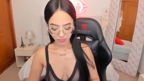 Snapshot of mia_jonnees chatting on 02-12-25, 12:44 online show from 02-12-25, 12:44