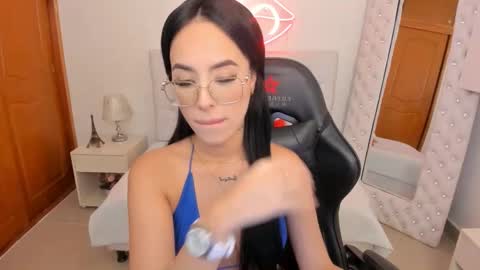 Snapshot of mia_jonnees chatting on 02-20-25, 04:03 online show from 02-20-25, 04:03