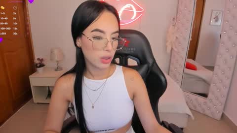 Snapshot of mia_jonnees chatting on 03-05-25, 12:33 online show from 03-05-25, 12:33