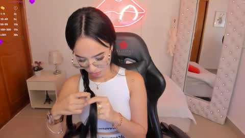 Snapshot of mia_jonnees chatting on 03-05-25, 03:40 online show from 03-05-25, 03:40