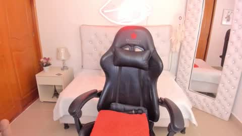 Snapshot of mia_jonnees chatting on 03-11-25, 03:23 online show from 03-11-25, 03:23