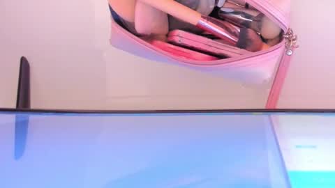 Snapshot of mia_jonnees chatting on 10-18-25, 12:06 online show from 10-18-25, 12:06