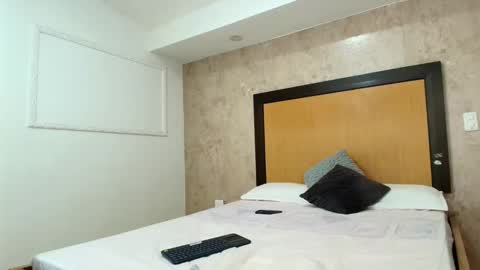 MIALOPEZ      .     Y      .      online show from 02-09-25, 12:52