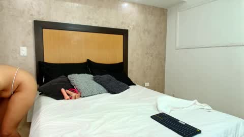 MIALOPEZ      .     Y      .      online show from 02-24-25, 08:03