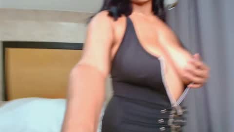 MIALOPEZ      .     Y      .      online show from 09-18-25, 07:05