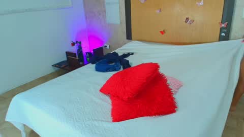 MIALOPEZ      .     Y      .      online show from 04-25-26, 07:44