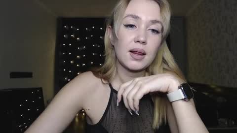 Snapshot of mia_meww chatting on 02-15-25, 12:43 Mia online show from 02-15-25, 12:43