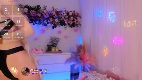 Snapshot of mia_milana chatting on 01-25-25, 04:56   online show from 01-25-25, 04:56