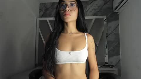 mia_petiteht online show from 04-28-26, 08:47