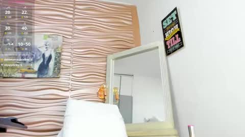 Snapshot of mia_pineda chatting on 02-22-26, 07:01 Mariana online show from 02-22-26, 07:01