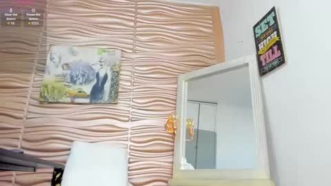 Snapshot of mia_pineda chatting on 03-08-26, 01:36 Mariana online show from 03-08-26, 01:36