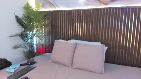 Snapshot of mia_pineda chatting on 06-21-26, 08:00 Mariana online show from 06-21-26, 08:00