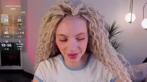 Mia online show from 10-21-25, 06:14