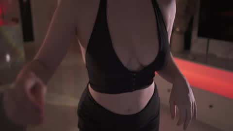 Snapshot of mia_vixen_ chatting on 05-14-26, 04:08 VixenMia online show from 05-14-26, 04:08
