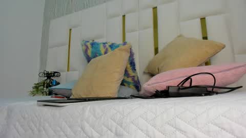 mia_vy online show from 04-12-26, 03:00