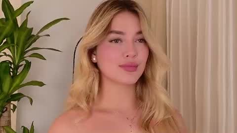 Snapshot of mia_white11 chatting on 07-09-26, 03:38 Mia White online show from 07-09-26, 03:38