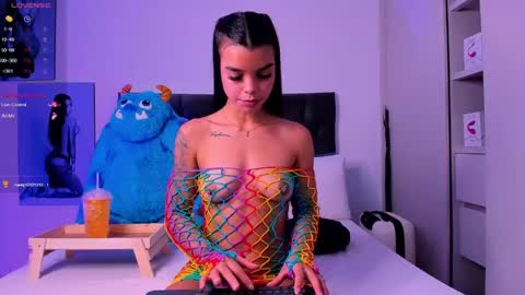 Snapshot of mia_world_ chatting on 12-19-24, 09:49 online show from 12-19-24, 09:49
