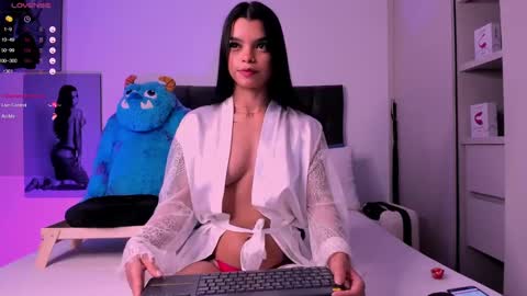 Snapshot of mia_world_ chatting on 12-21-24, 01:36 online show from 12-21-24, 01:36