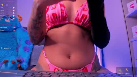 Snapshot of mia_world_ chatting on 02-08-25, 02:47 online show from 02-08-25, 02:47