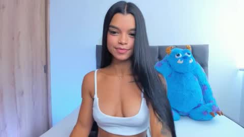 Snapshot of mia_world_ chatting on 10-13-25, 04:51 online show from 10-13-25, 04:51